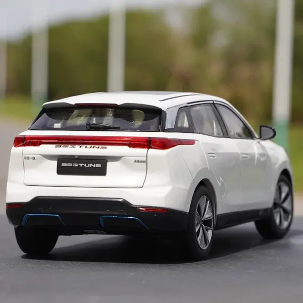 Faw Besturn E01 1:18 Scale Model Car - Image 3