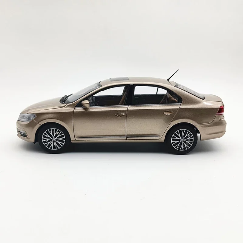 Diecast 1:18 Gold New Santana Model Car 3 Diecast 1:18 Gold New Santana Model Car - Image 3