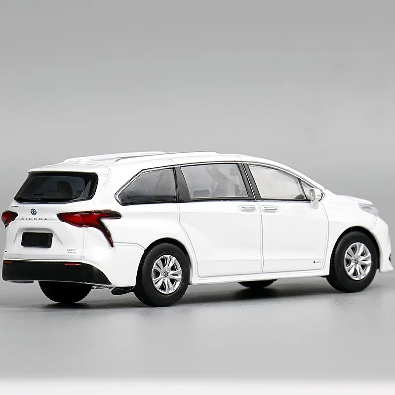 Sienna MPV 1:64 Scale Diecast Model Car 3 Sienna MPV 1:64 Scale Diecast Model Car - Image 3