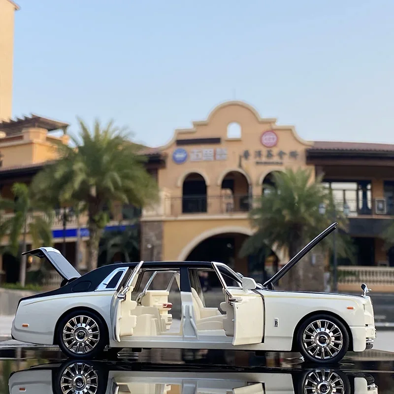 1:24 White Rolls-Royce Phantom Diecast Model 5 1:24 White Rolls-Royce Phantom Diecast Model - Image 5