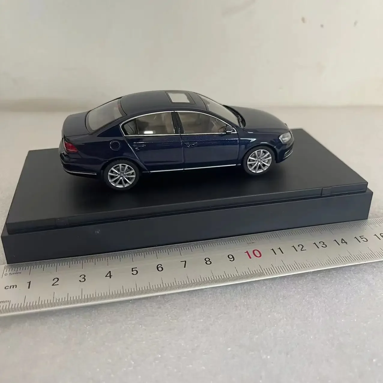 Volkswagen Passat B7 1:43 Scale Model Car 3 Volkswagen Passat B7 1:43 Scale Model Car - Image 3
