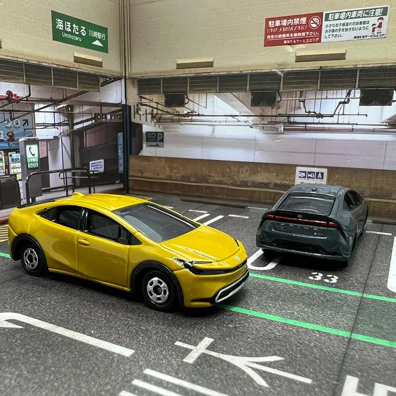 TOMY Toyota Prius Diecast Model Car Set 2 TOMY Toyota Prius Diecast Model Car Set - Image 2