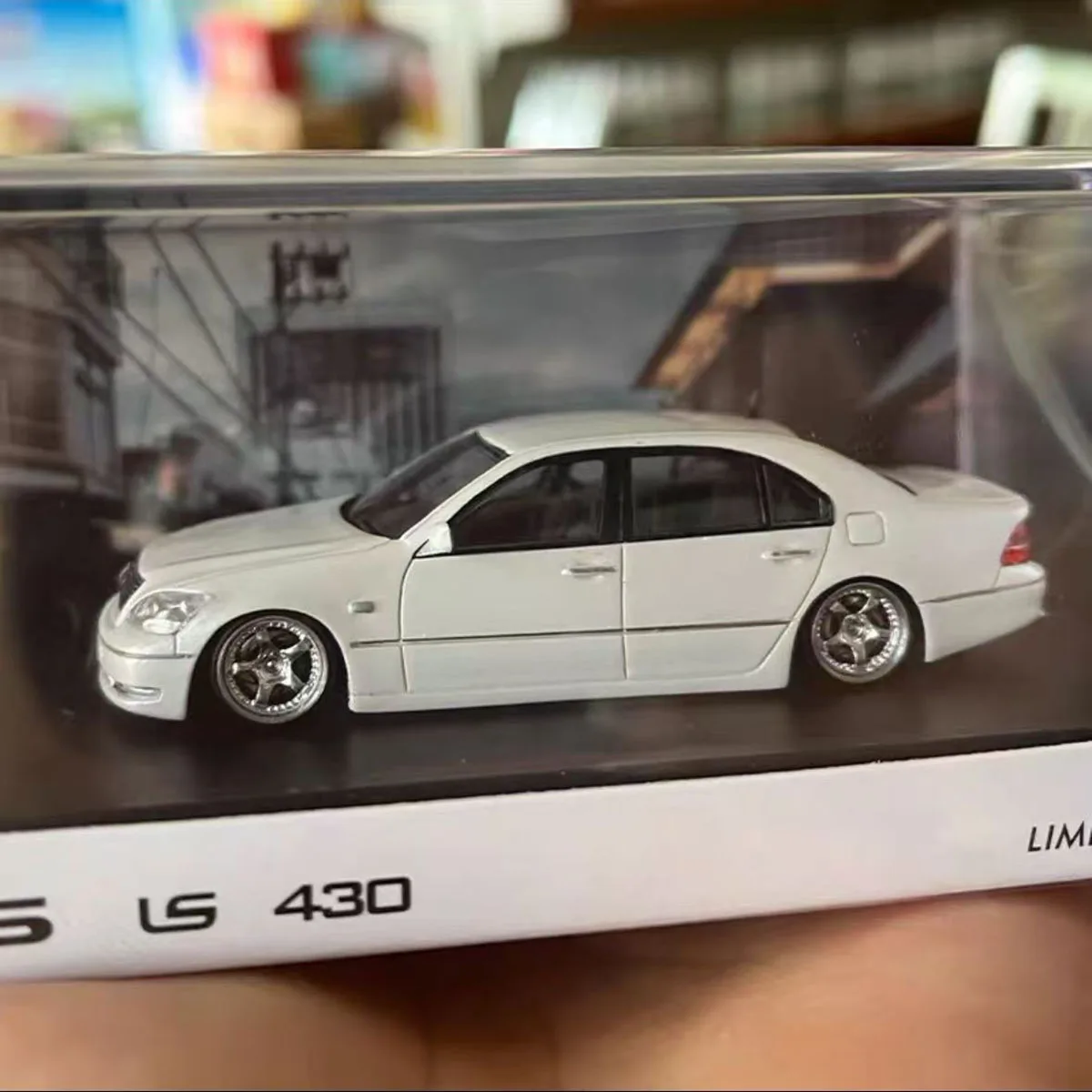 Leuxes LS430 1/64 Scale Black Car Model 2 Leuxes LS430 1/64 Scale Black Car Model - Image 2