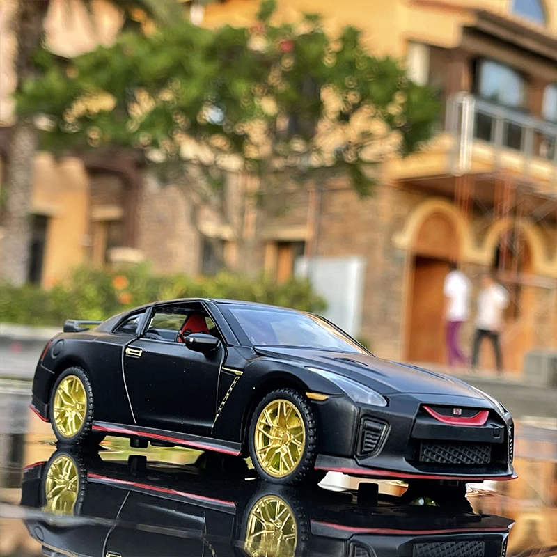 1:32 Nissan GT-R R34/R35 Diecast Model Car 5 1:32 Nissan GT-R R34/R35 Diecast Model Car - Image 5