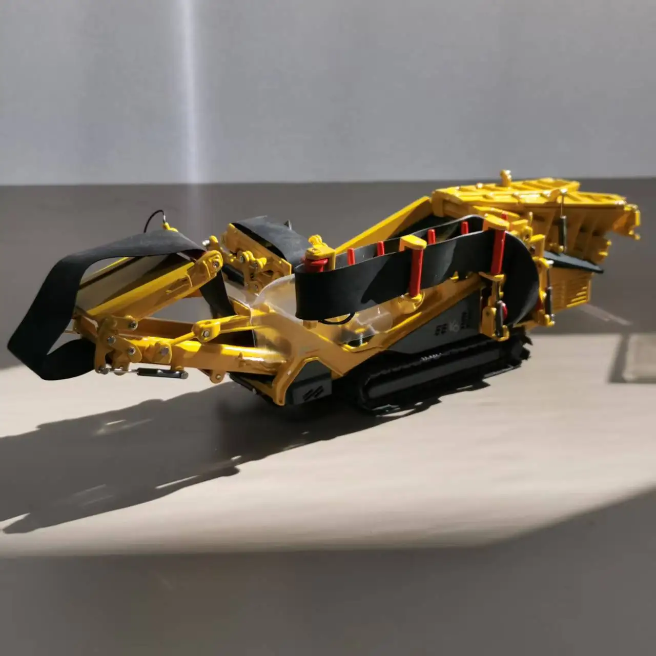 Keestrack Screening Crusher Crawler Transport Machinery 1:50 Scale Alloy Rare Engineering Car Model Toy Gift Collection Die-cast 4 Keestrack Screening Crusher Crawler Transport Machinery 1:50 Scale Alloy Rare Engineering Car Model Toy Gift Collection Die-cast - Image 4