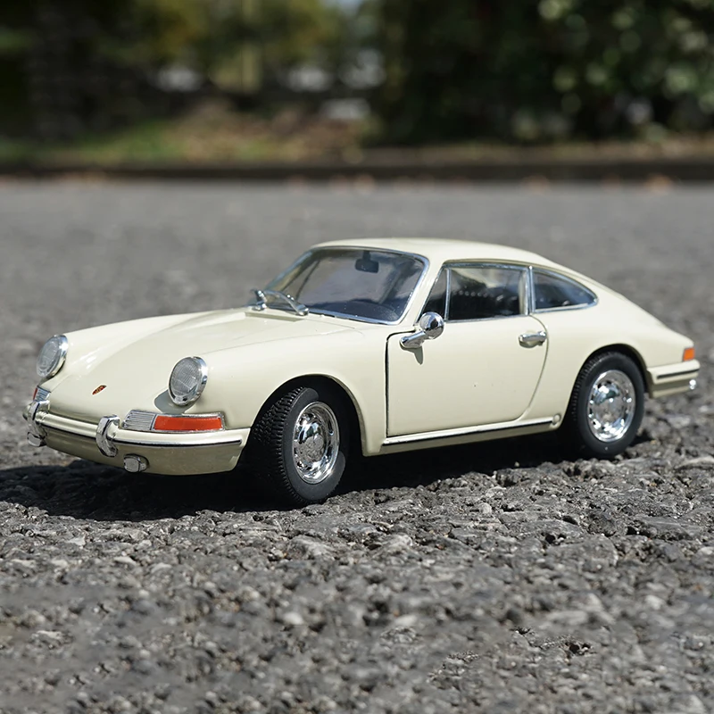 1964 Porsche 911 Diecast Model 1:24 Scale 4 1964 Porsche 911 Diecast Model 1:24 Scale - Image 4