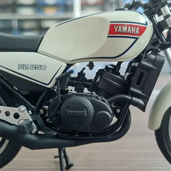Yamaha RZ250 RD250LC 1:12 Scale Diecast Model - Image 5