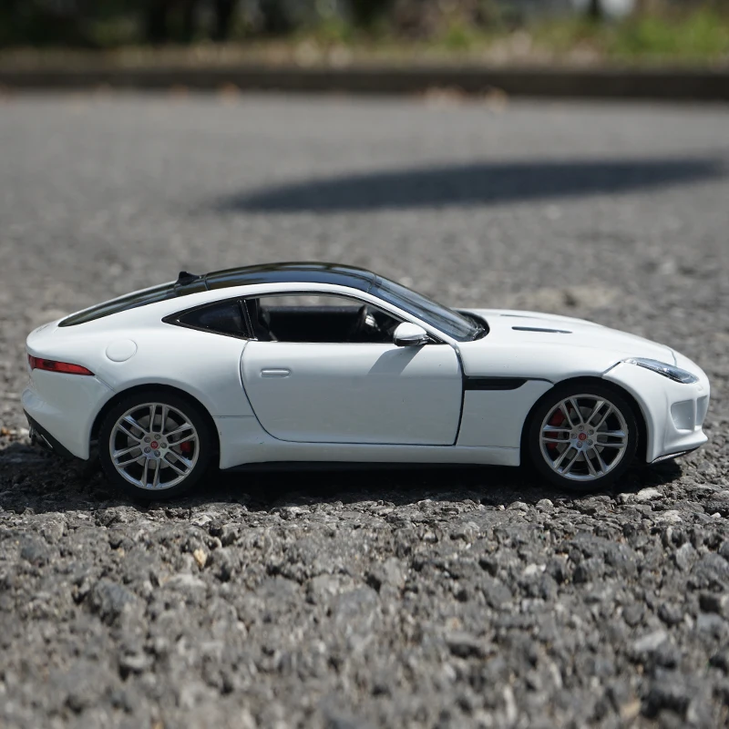 WELLY 1:24 Jaguar F-Type Coupe Diecast Model 4 WELLY 1:24 Jaguar F-Type Coupe Diecast Model - Image 4