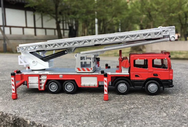 1:50 Scale High Simulation Fire Truck Model 5 1:50 Scale High Simulation Fire Truck Model - Image 5