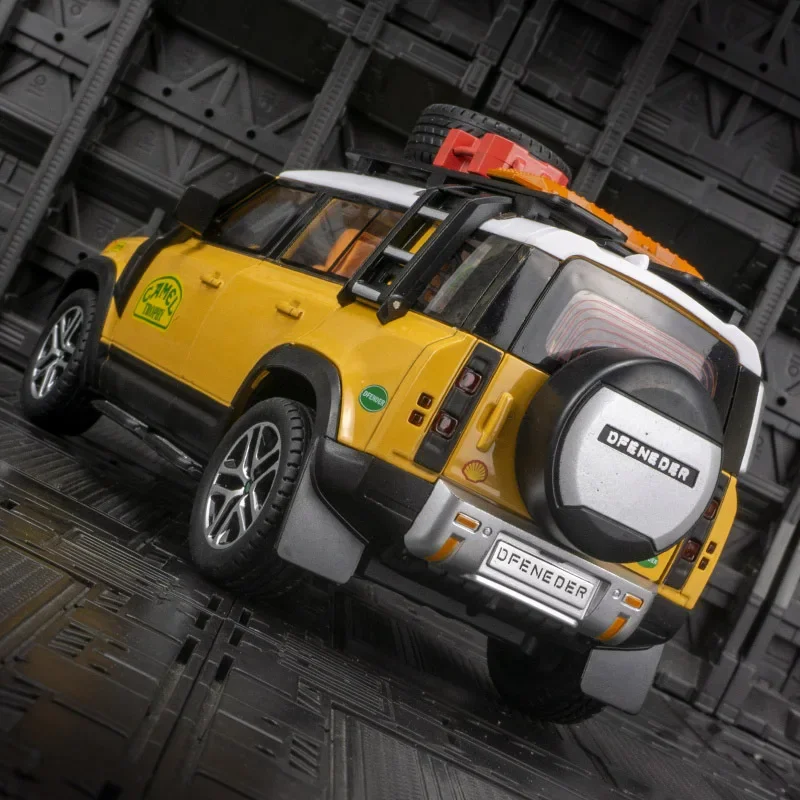 Land Rover Defender 1:24 Scale Diecast Model 4 Land Rover Defender 1:24 Scale Diecast Model - Image 4