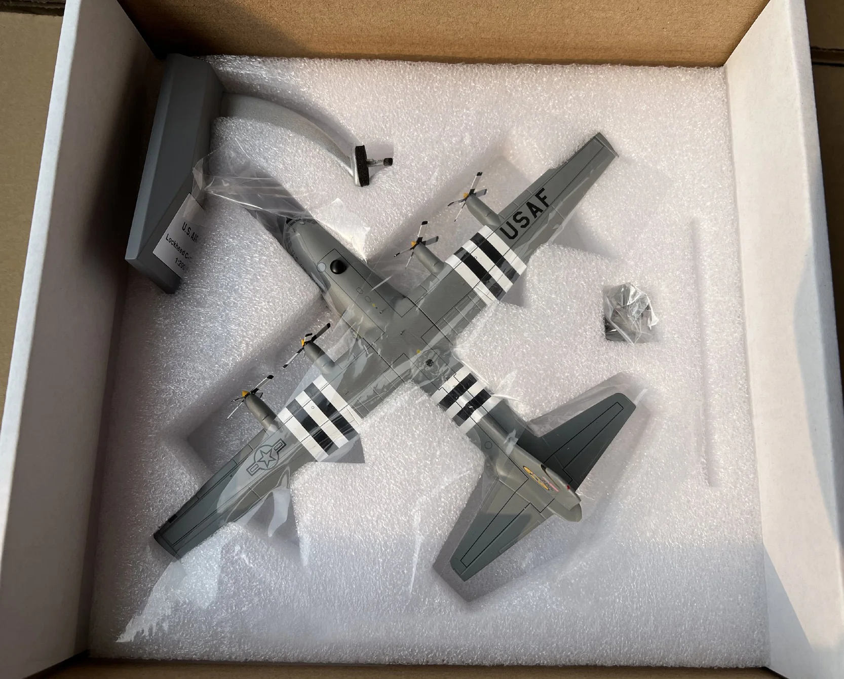 US C-130H Transport Aircraft 1:200 Scale Model 6 US C-130H Transport Aircraft 1:200 Scale Model - Image 6