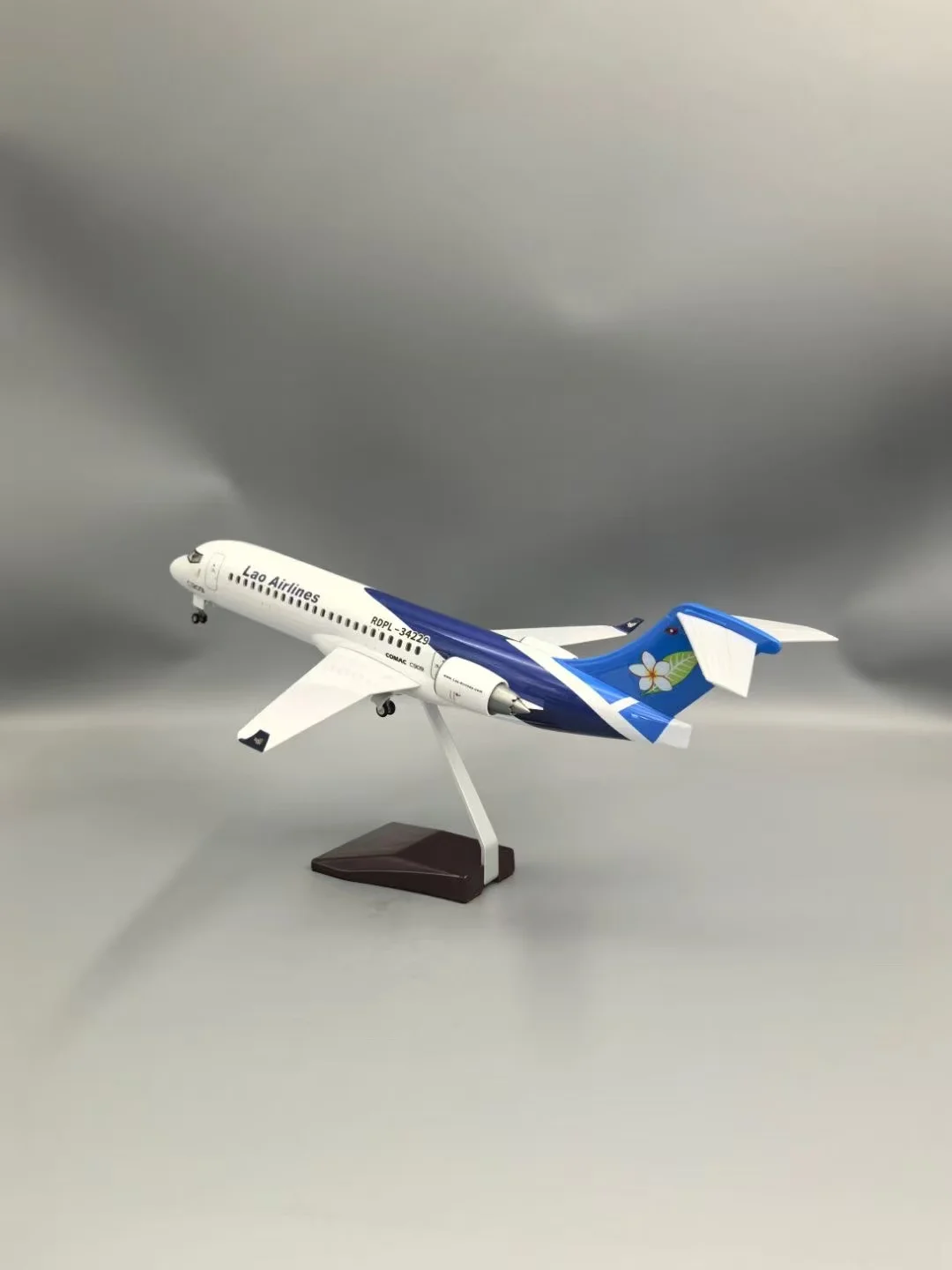 47cm C909 Lao Airlines Model Airplane 1/70 Scale 3 47cm C909 Lao Airlines Model Airplane 1/70 Scale - Image 3