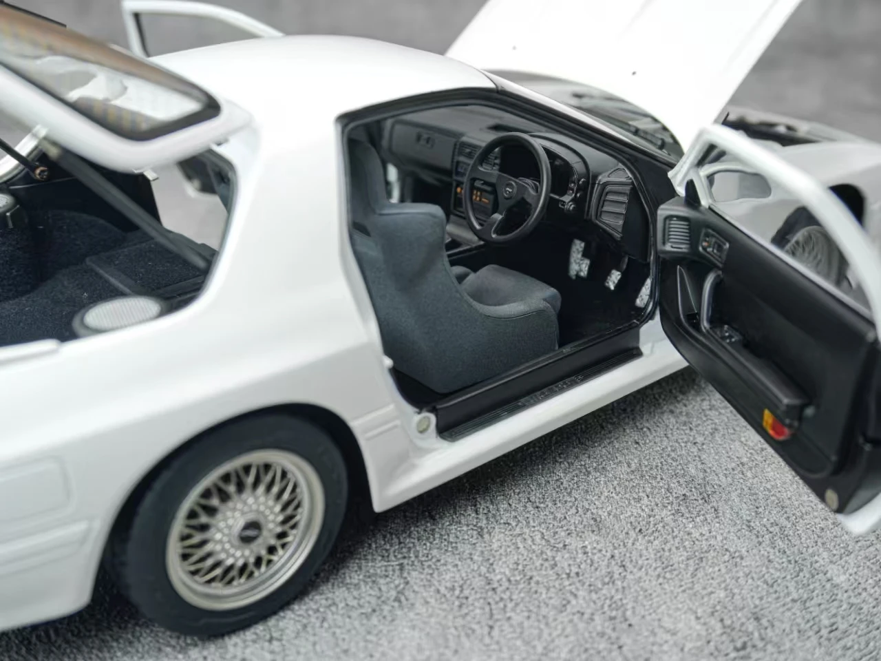 1:18 Scale RX-7 Savanna Diecast Model Car 6 1:18 Scale RX-7 Savanna Diecast Model Car - Image 6