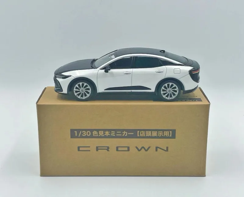 Toyota Crown Diecast Model 1:30 Scale Vehicle 8 Toyota Crown Diecast Model 1:30 Scale Vehicle - Image 8