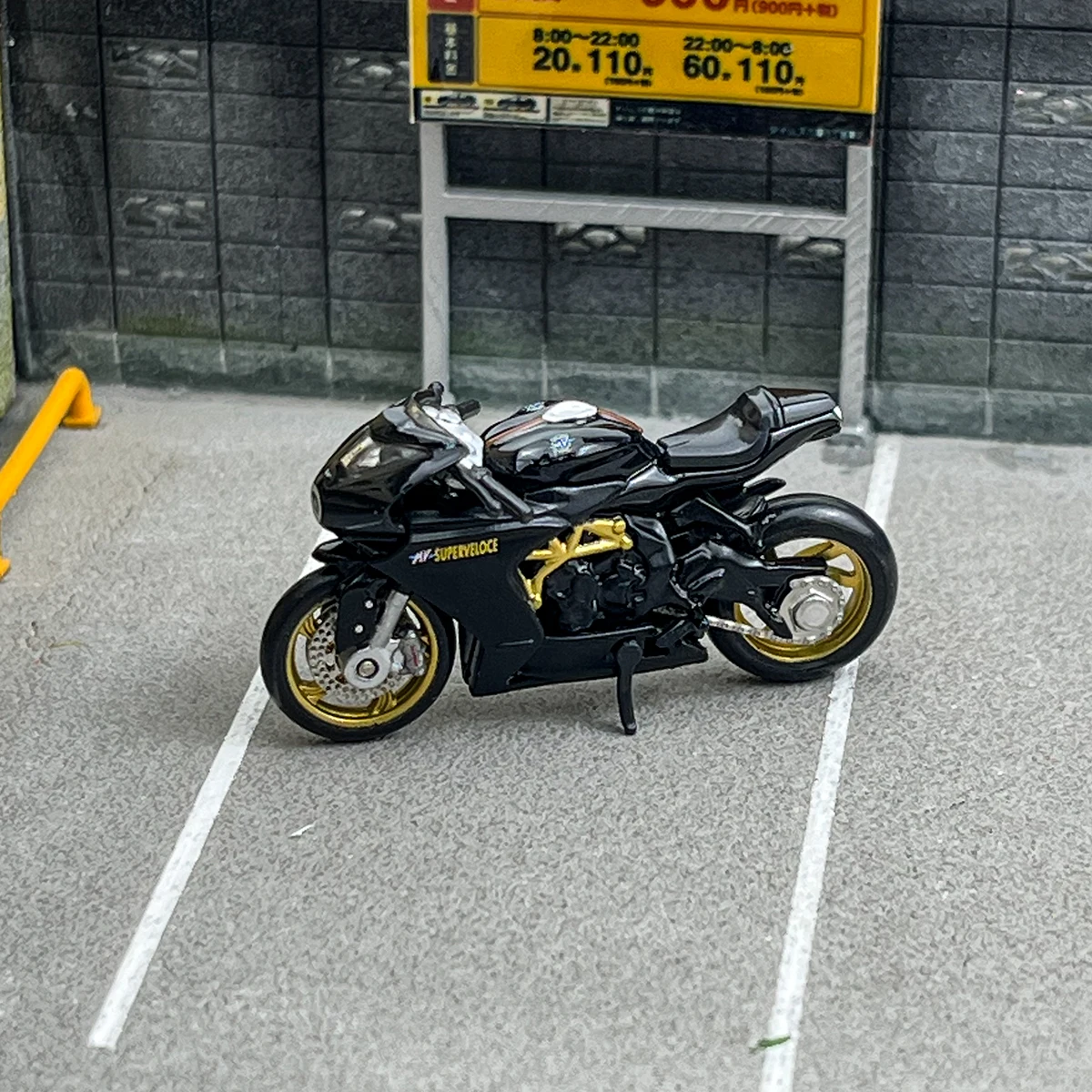 MV Agusta Superveloce 800 Diecast Model 1/64 6 MV Agusta Superveloce 800 Diecast Model 1/64 - Image 6