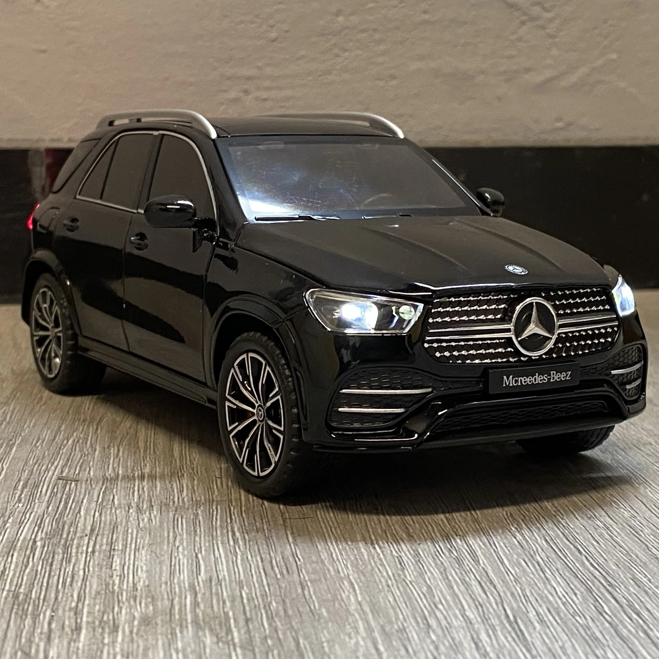 Benz GLE350 1:24 Scale Diecast Model Car 6 Benz GLE350 1:24 Scale Diecast Model Car - Image 6