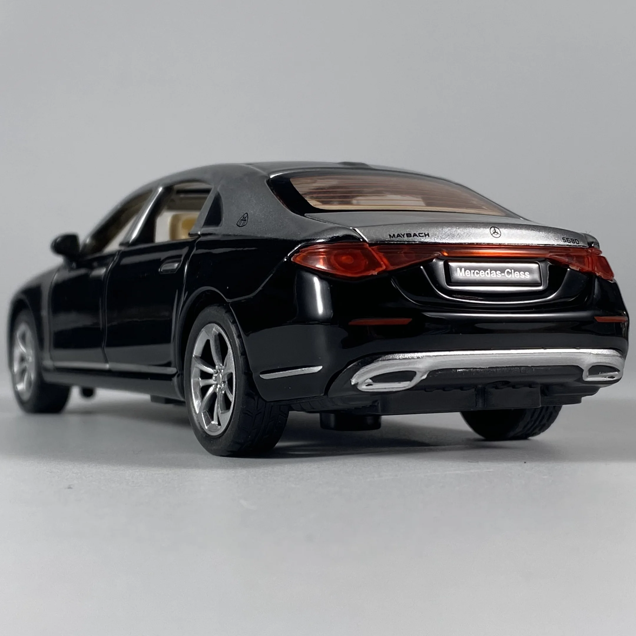 1/32 Benz Maybach S680 Luxury Limousine Model 6 1/32 Benz Maybach S680 Luxury Limousine Model - Image 6
