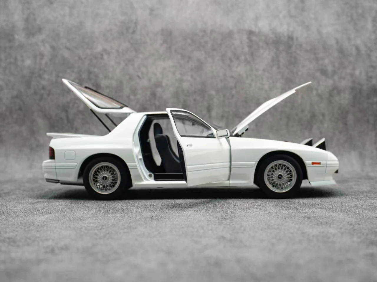 1:18 Scale RX-7 Savanna Diecast Model Car 4 1:18 Scale RX-7 Savanna Diecast Model Car - Image 4