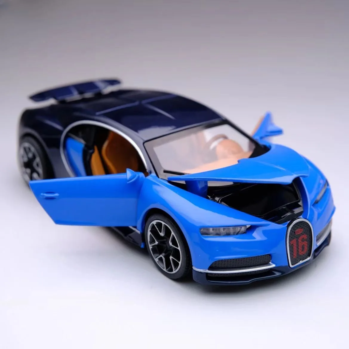 1:32 Scale Bugatti Chiron Diecast Model 2 1:32 Scale Bugatti Chiron Diecast Model - Image 2