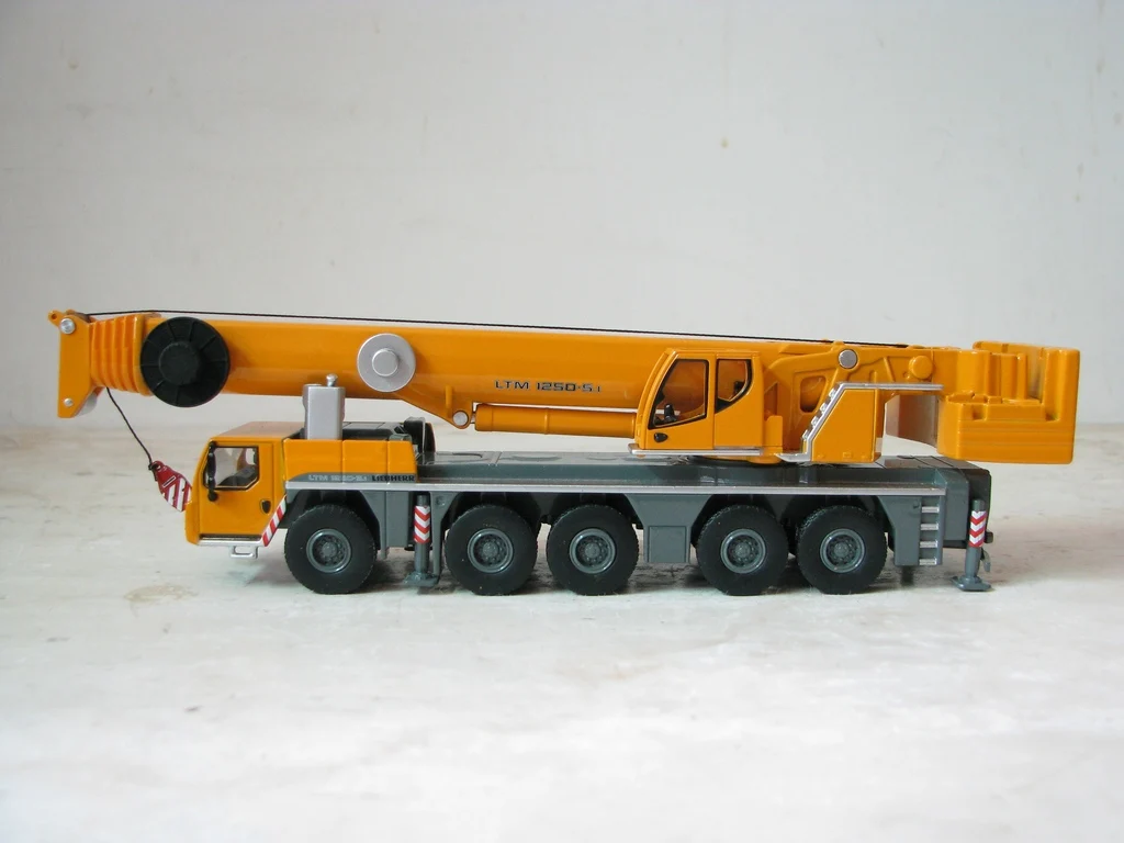 Diecast 1:87 Scale LIEBHERR Crane Model 2 Diecast 1:87 Scale LIEBHERR Crane Model - Image 2