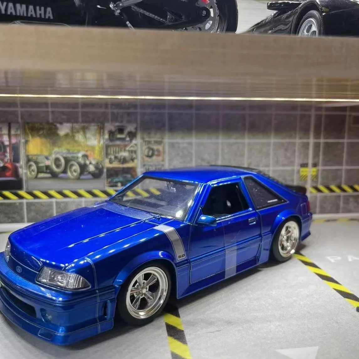 1989 Ford Mustang GT 1:24 Scale Diecast Model 2 1989 Ford Mustang GT 1:24 Scale Diecast Model - Image 2
