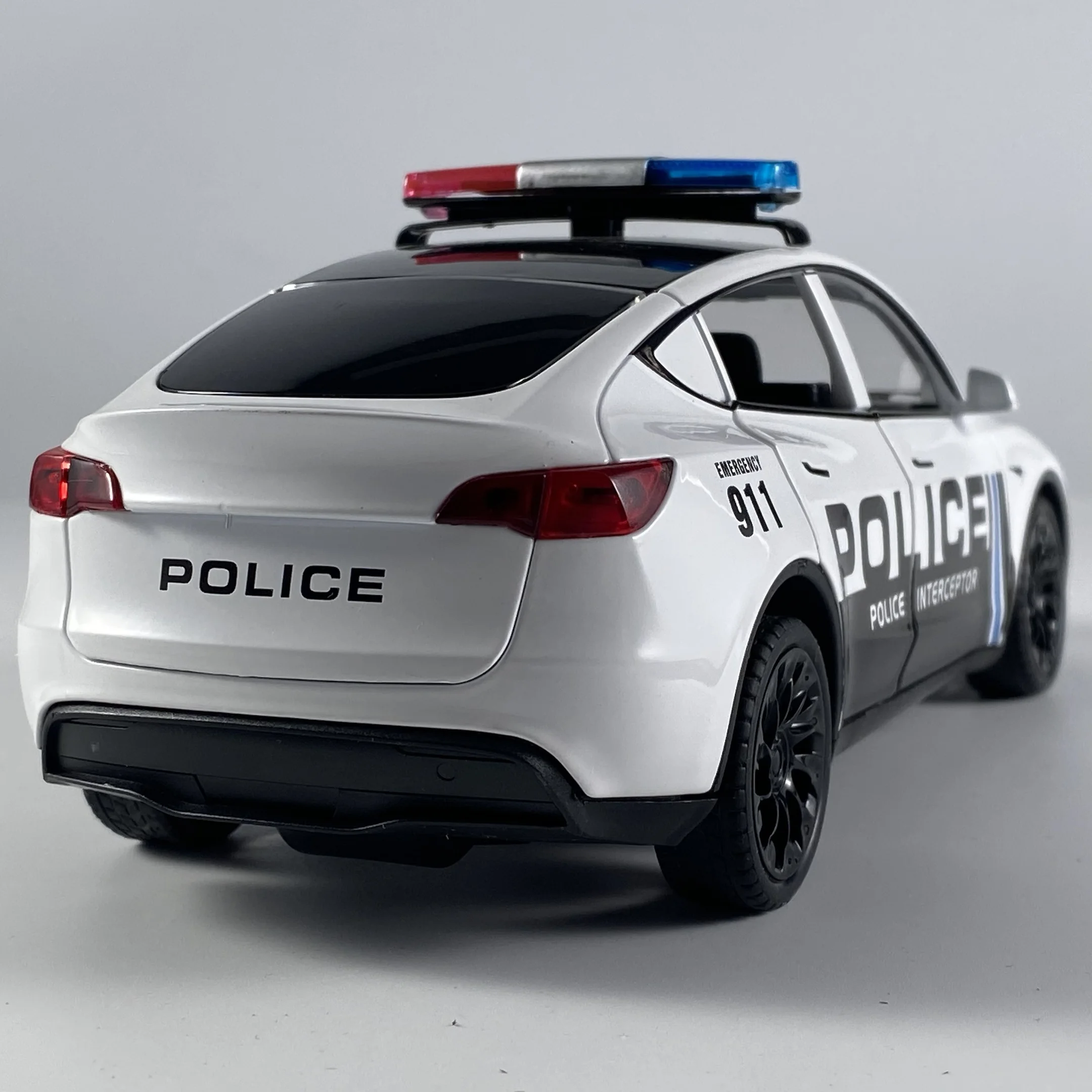 1:24 Scale Diecast Police Model Car with Lights 3 1:24 Scale Diecast Police Model Car with Lights - Image 3