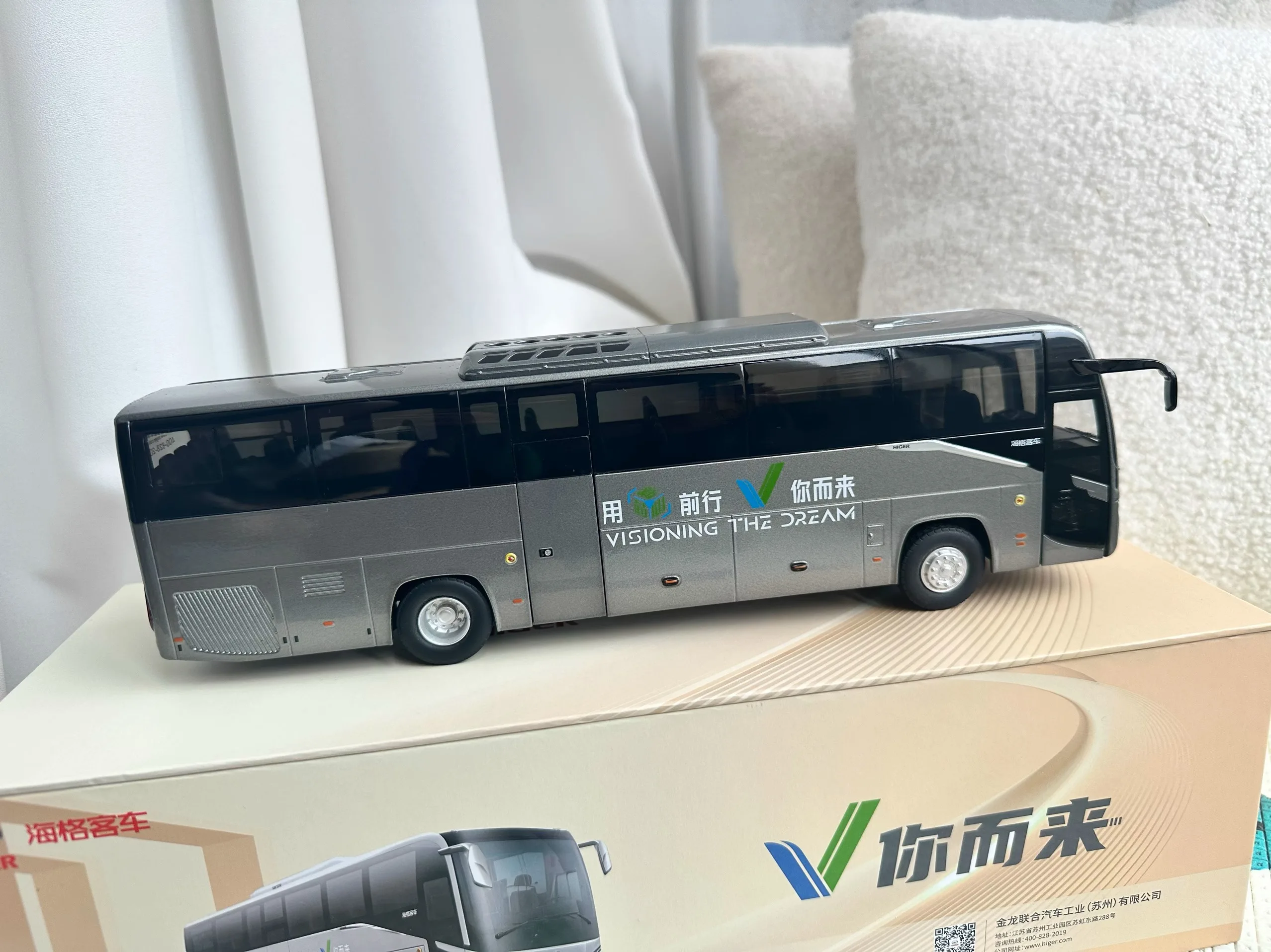 1:42 Scale Suzhou Jinlong HIGER V12 Bus Model 5 1:42 Scale Suzhou Jinlong HIGER V12 Bus Model - Image 5