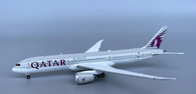 Qatar Airways Boeing 787-9 Diecast Model 1:400 2 Qatar Airways Boeing 787-9 Diecast Model 1:400 - Image 2
