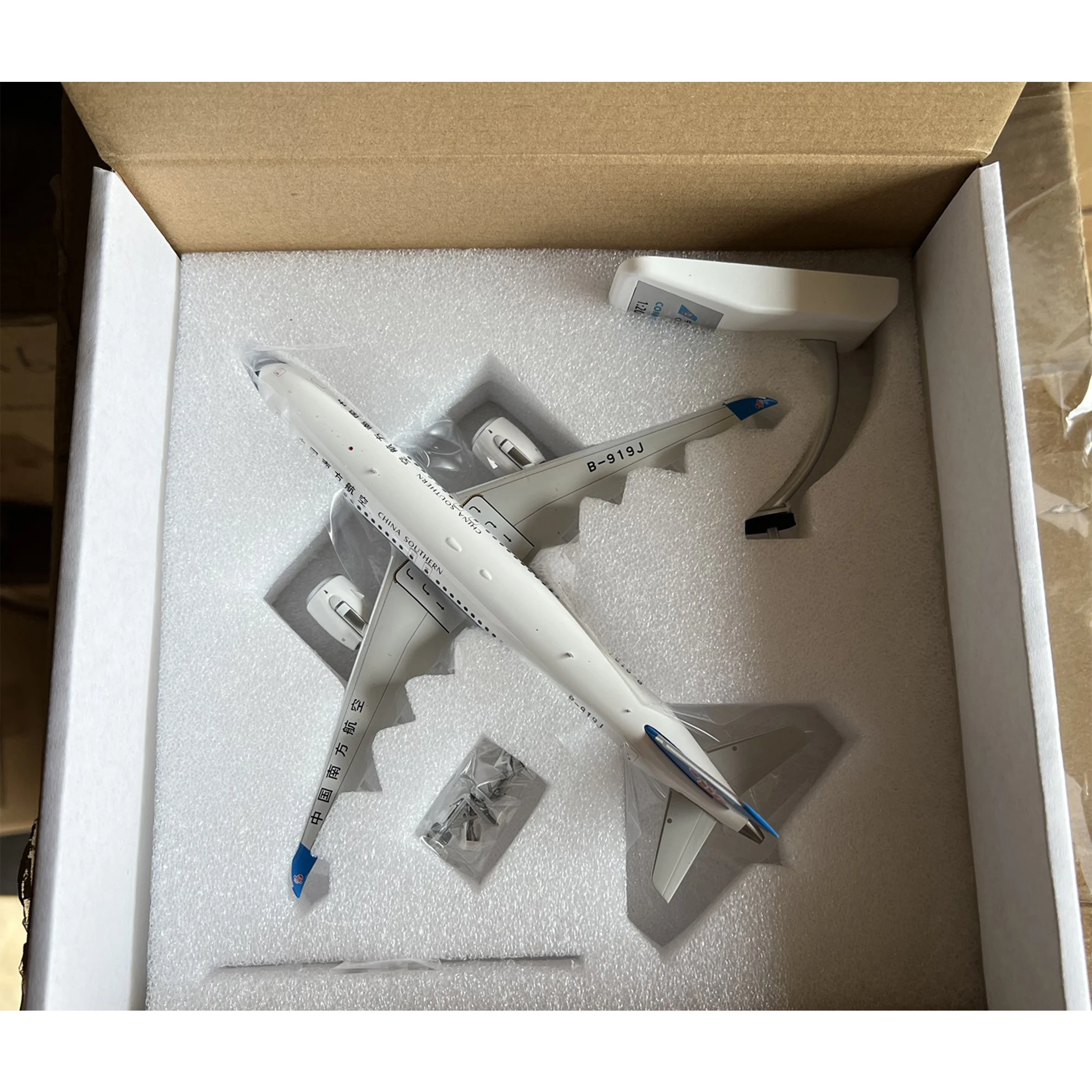 Southern Airlines C919 Diecast Model 1:200 Scale 6 Southern Airlines C919 Diecast Model 1:200 Scale - Image 6