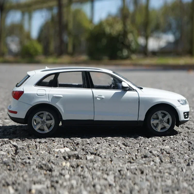 Welly 1/24 Audi Q5 Diecast Model SUV 2 Welly 1/24 Audi Q5 Diecast Model SUV - Image 2