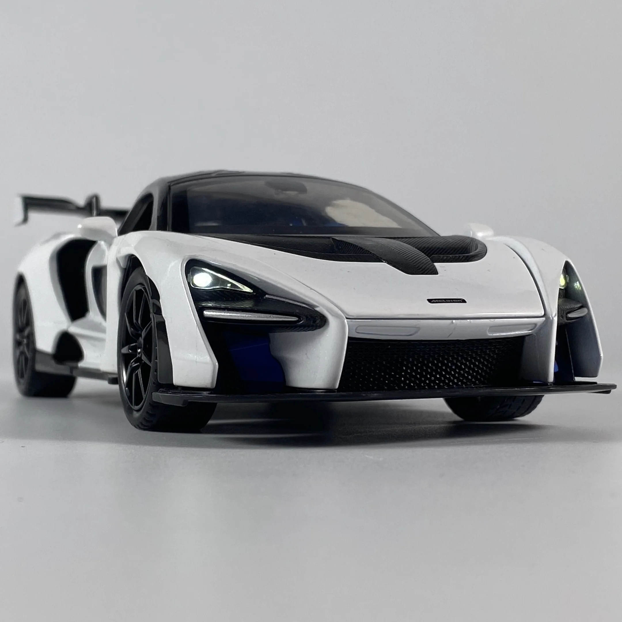 McLaren Senna 1:24 Die-Cast Model Car 3 McLaren Senna 1:24 Die-Cast Model Car - Image 3