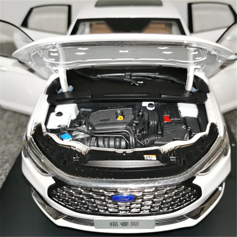 Ford ESCORT 2022 SUV 1:18 Diecast Model 4 Ford ESCORT 2022 SUV 1:18 Diecast Model - Image 4