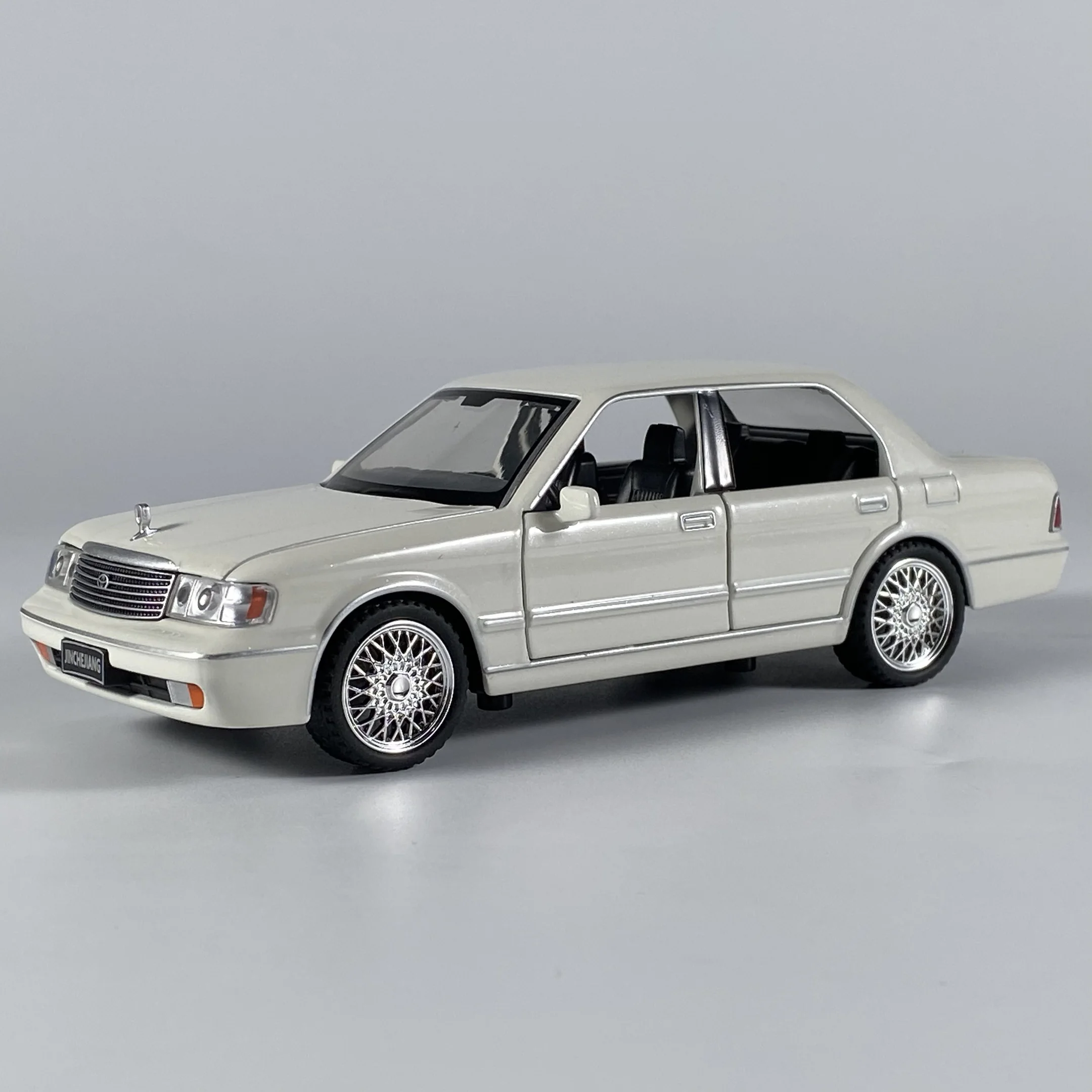 1:32 Toyota Crown Royal Classic Diecast Model Car 8 1:32 Toyota Crown Royal Classic Diecast Model Car - Image 8