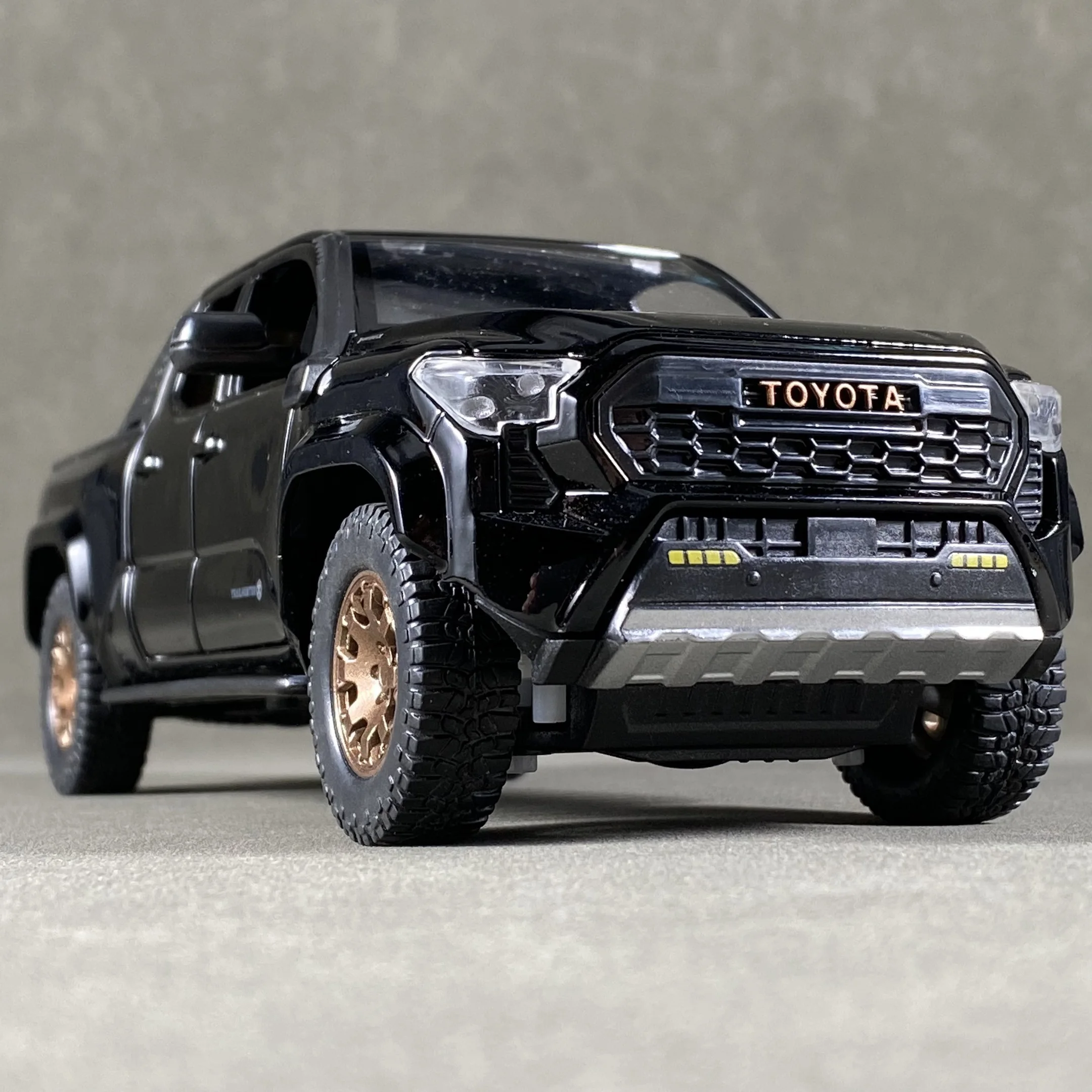 Toyota Tacoma Urban Edition Diecast Model 1:24 6 Toyota Tacoma Urban Edition Diecast Model 1:24 - Image 6