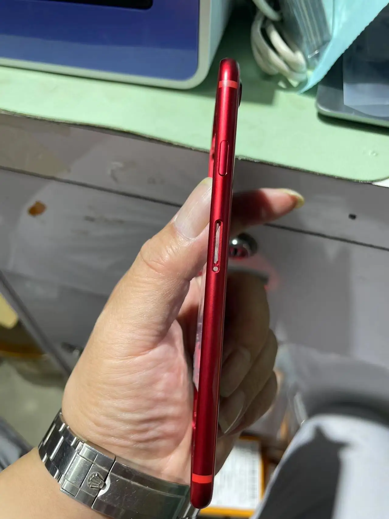 iPhone SE2022 Red Metal Frame Accessory 2 iPhone SE2022 Red Metal Frame Accessory - Image 2