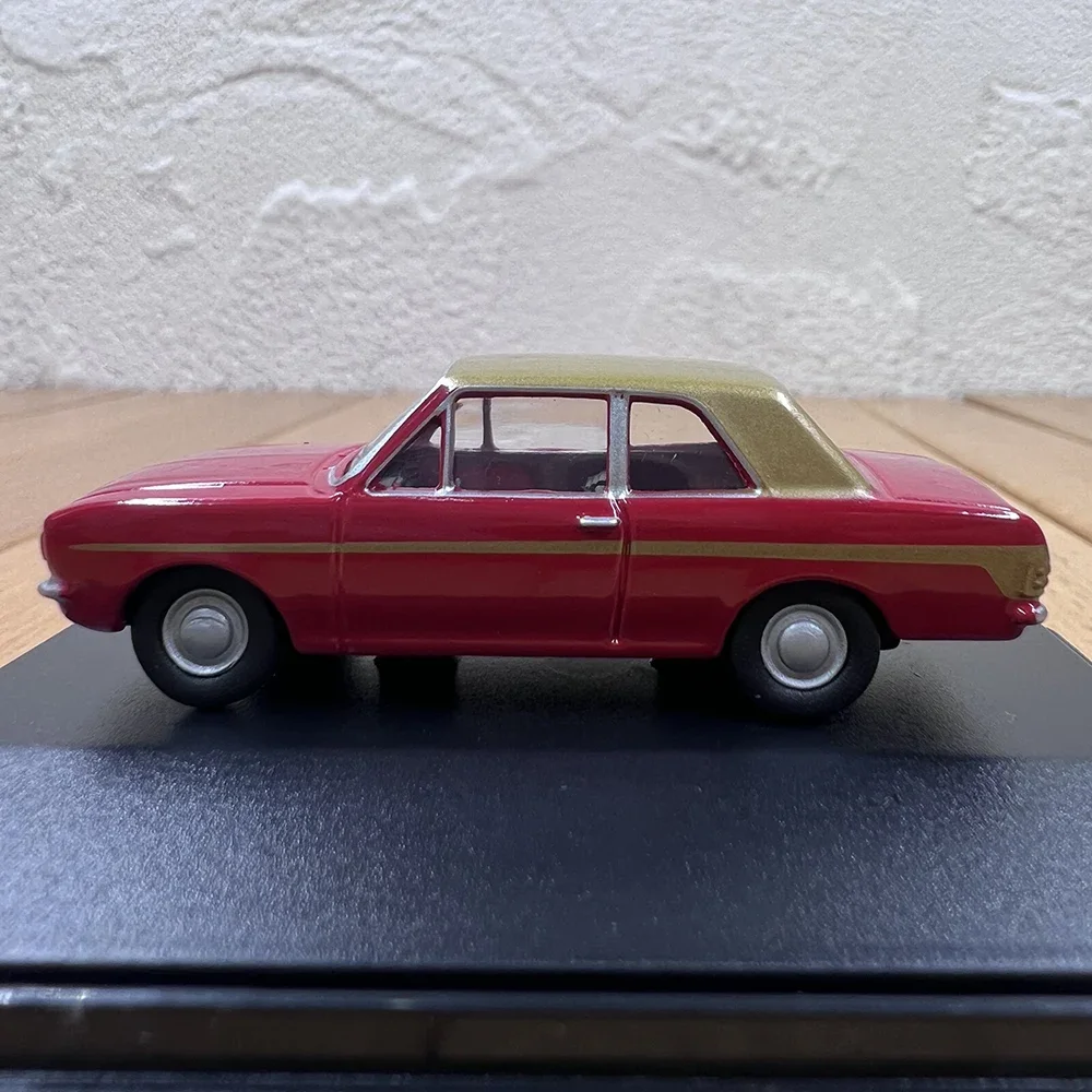 Ford Cortina 1:76 Scale Die-Cast Model 2 Ford Cortina 1:76 Scale Die-Cast Model - Image 2