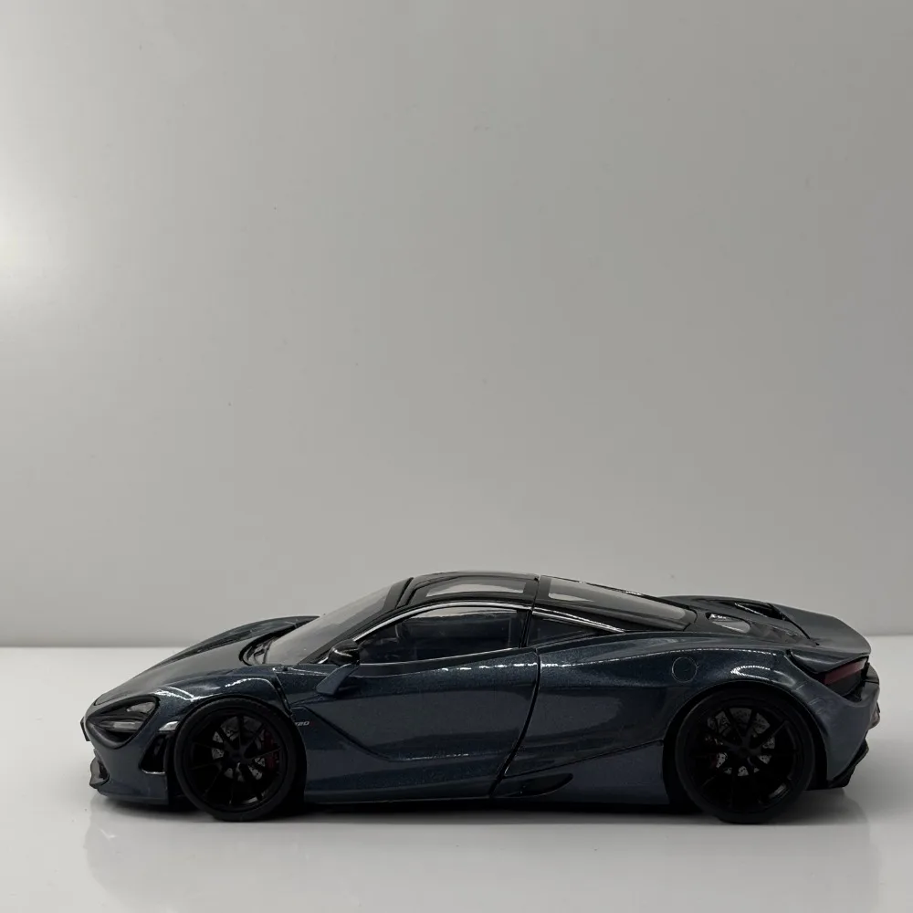McLaren 720S 1:24 Scale Die-Cast Model 2 McLaren 720S 1:24 Scale Die-Cast Model - Image 2