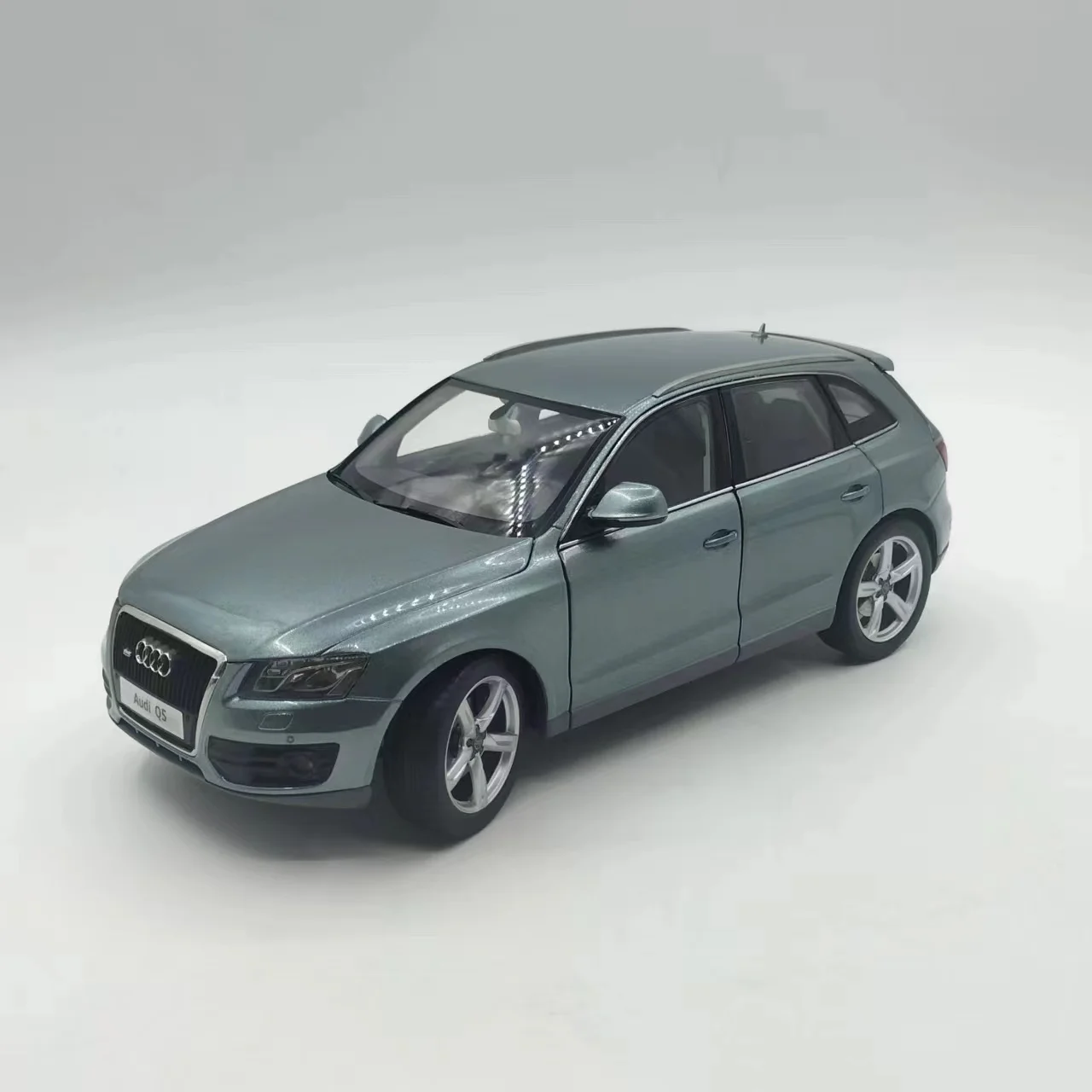 Kyosho 1:18 Scale Faw Audi Q5 Model SUV 2 Kyosho 1:18 Scale Faw Audi Q5 Model SUV - Image 2