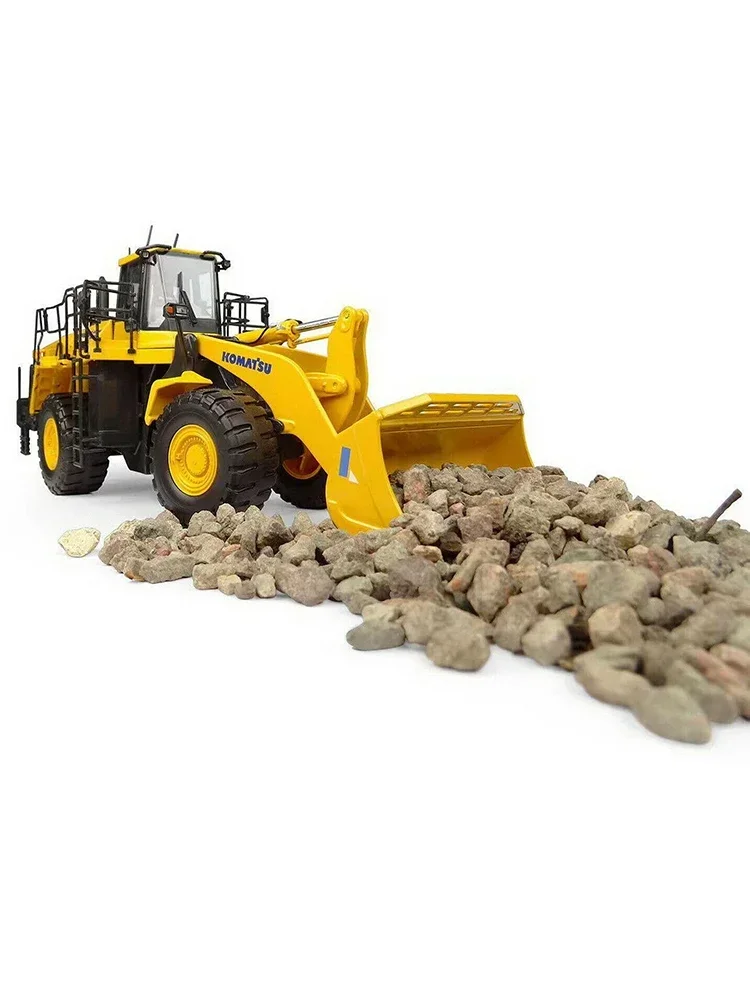 Komatsu WA600-8 Diecast Model with Accessories 2 Komatsu WA600-8 Diecast Model with Accessories - Image 2