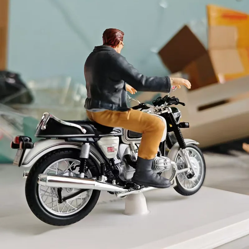 1:18 Scale Diecast Motorcycle Model with Rider 5 1:18 Scale Diecast Motorcycle Model with Rider - Image 5