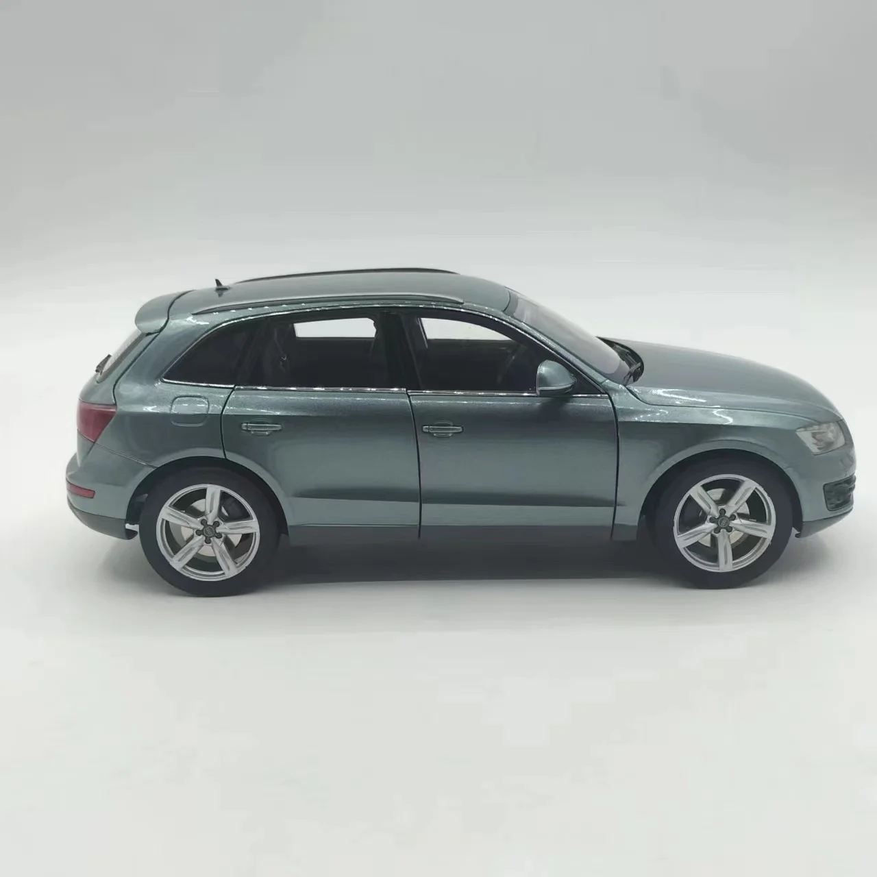 Kyosho 1:18 Scale Faw Audi Q5 Model SUV 3 Kyosho 1:18 Scale Faw Audi Q5 Model SUV - Image 3