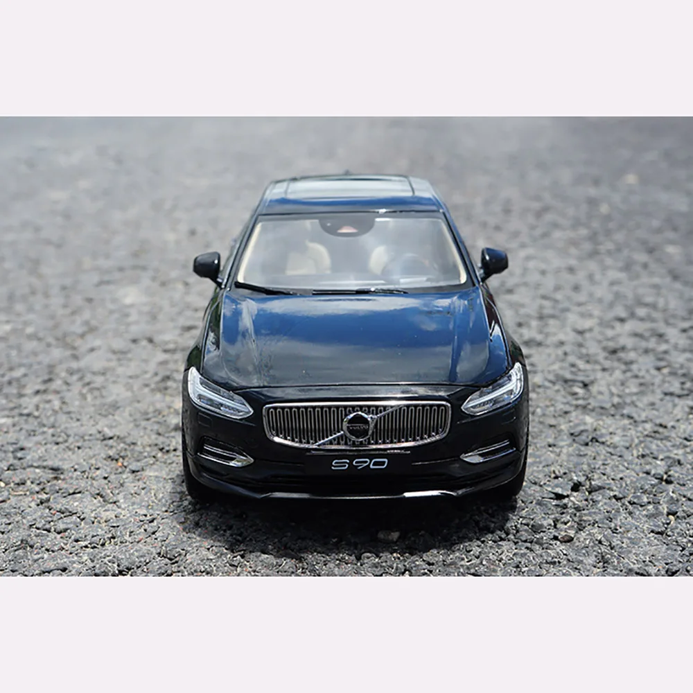 1:18 Scale Volvo S90 Luxury Die-Cast Model 3 1:18 Scale Volvo S90 Luxury Die-Cast Model - Image 3