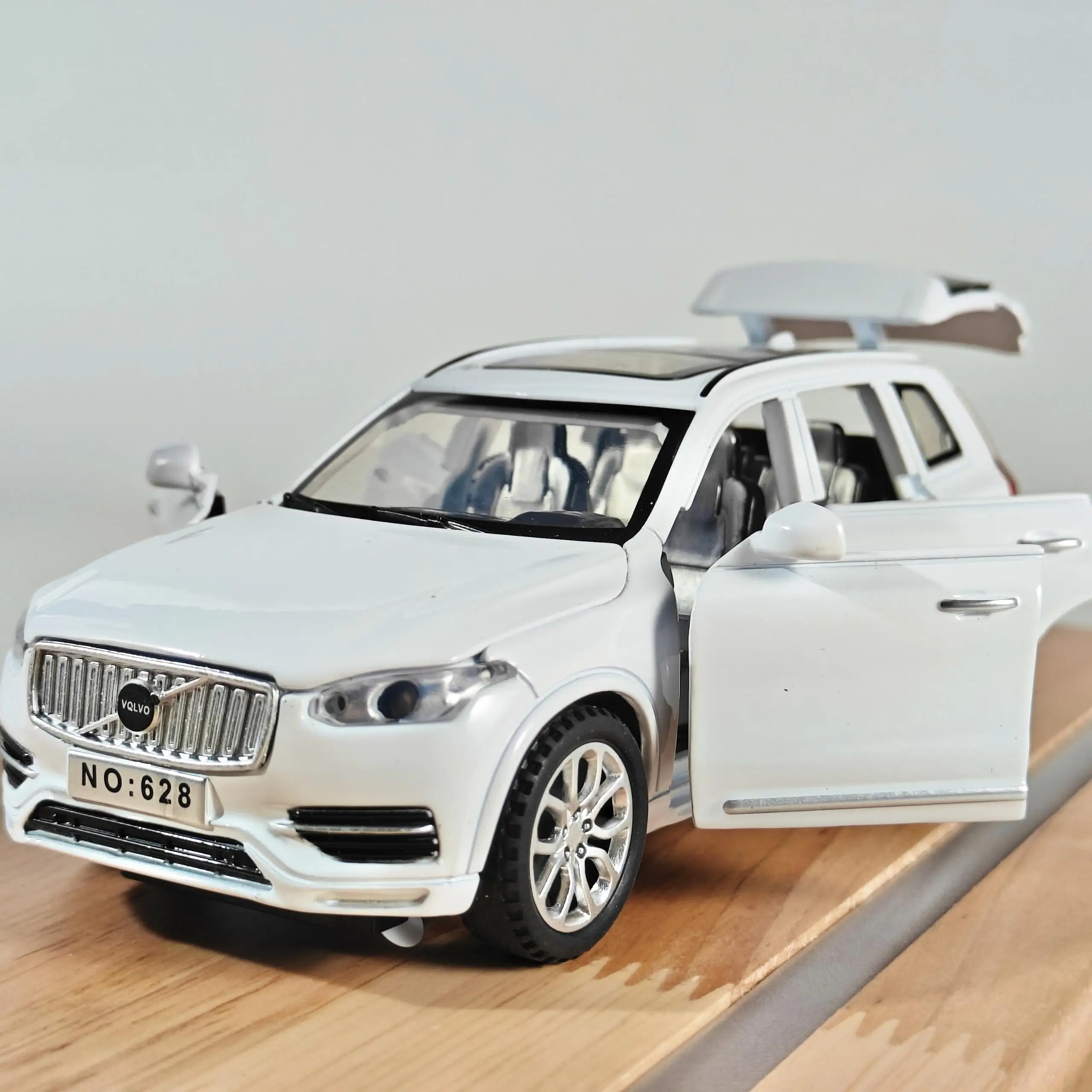 Volvo XC90 1:32 Scale Diecast Model Vehicle 2 Volvo XC90 1:32 Scale Diecast Model Vehicle - Image 2