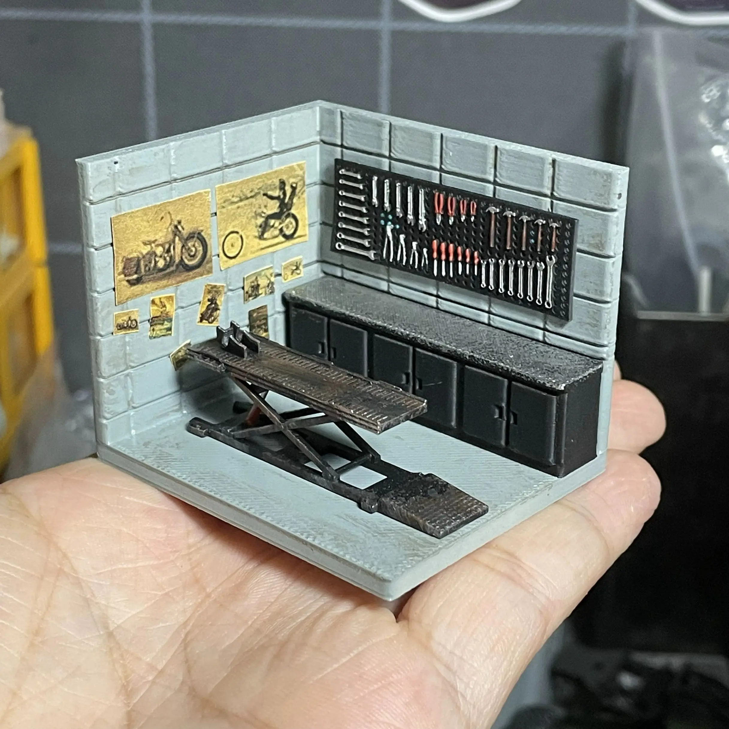 1/64 Scale Motorcycle Painting Garage Diorama 8 1/64 Scale Motorcycle Painting Garage Diorama - Image 8