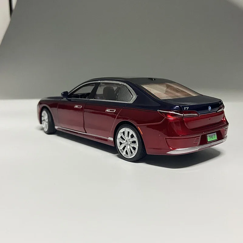 Diecast 1/24 Scale BMW 7 Series Model 5 Diecast 1/24 Scale BMW 7 Series Model - Image 5