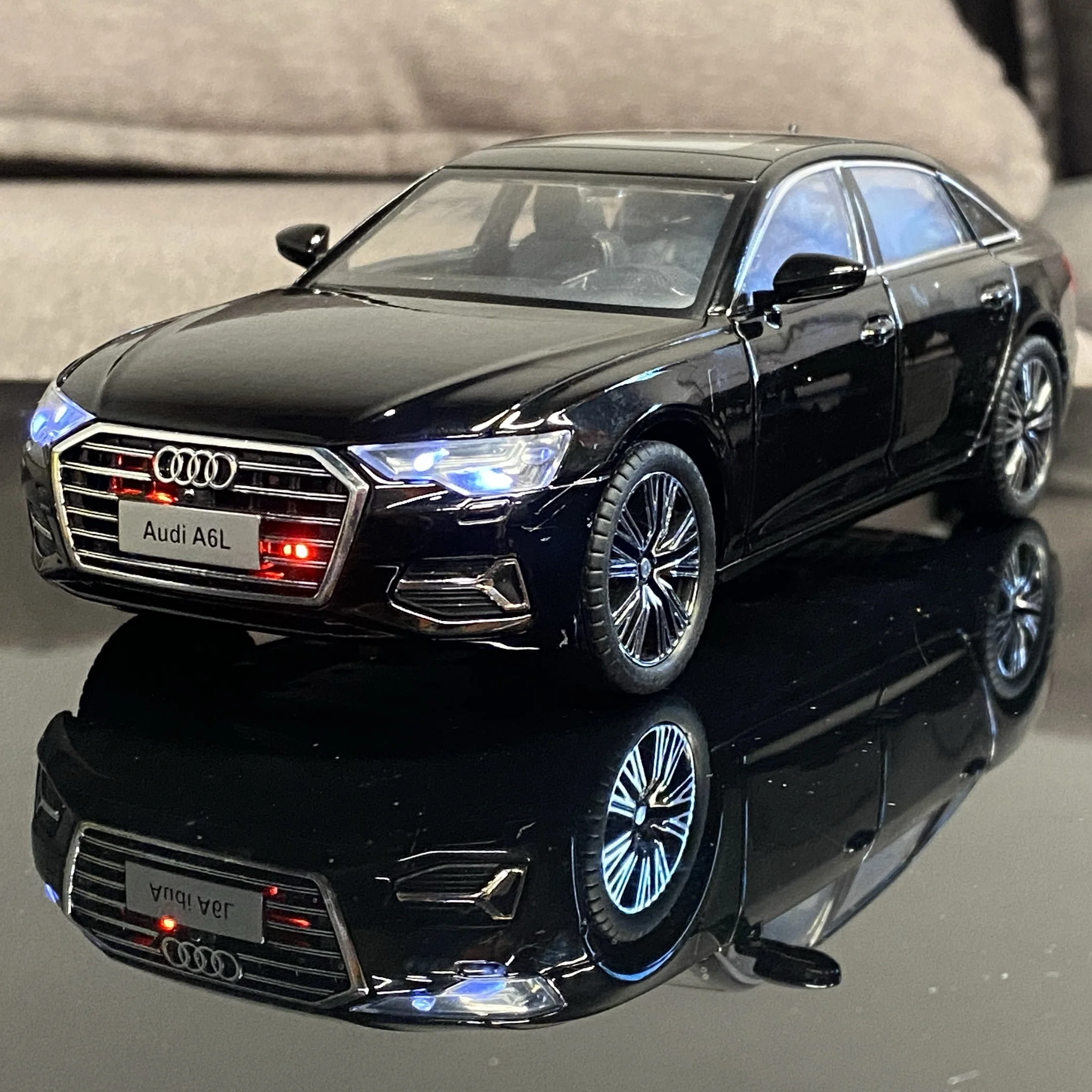 Audi A6L Quattro 1:24 Scale Die-Cast Model 9 Audi A6L Quattro 1:24 Scale Die-Cast Model - Image 9