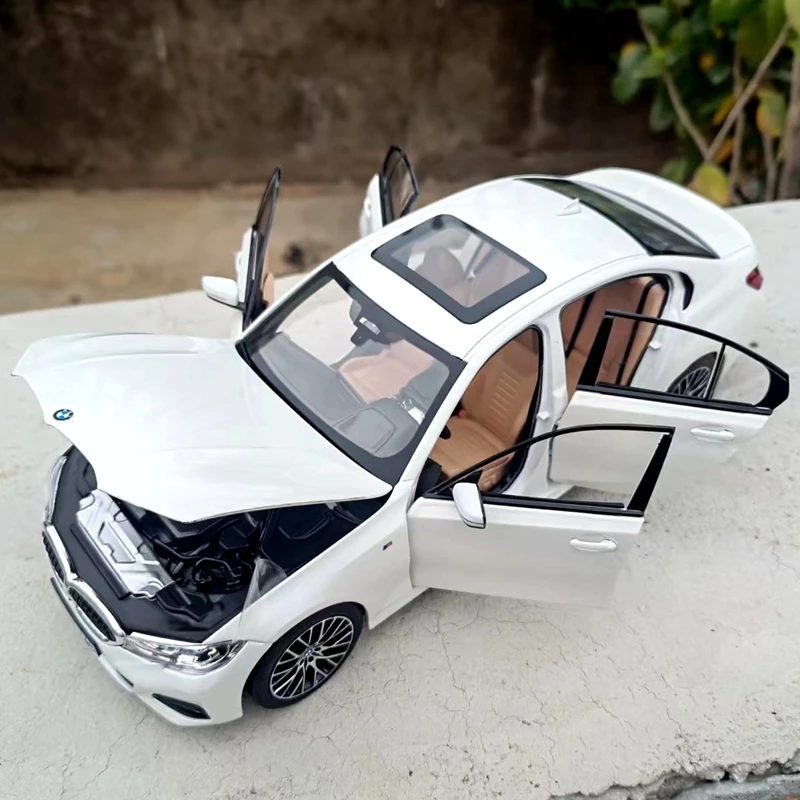 BMW 330i 1/18 Scale Diecast Model Car 4 BMW 330i 1/18 Scale Diecast Model Car - Image 4