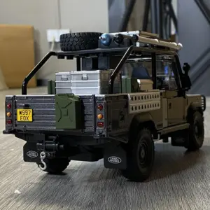 Land Rover Defender 90 1:24 Scale Diecast Model 11 S4658d1a6c03e4e2c9510b70e0976d011Y