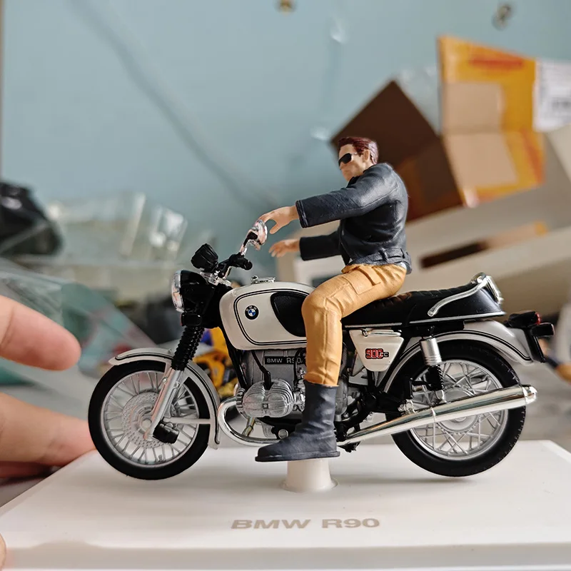1:18 Scale Diecast Motorcycle Model with Rider 4 1:18 Scale Diecast Motorcycle Model with Rider - Image 4
