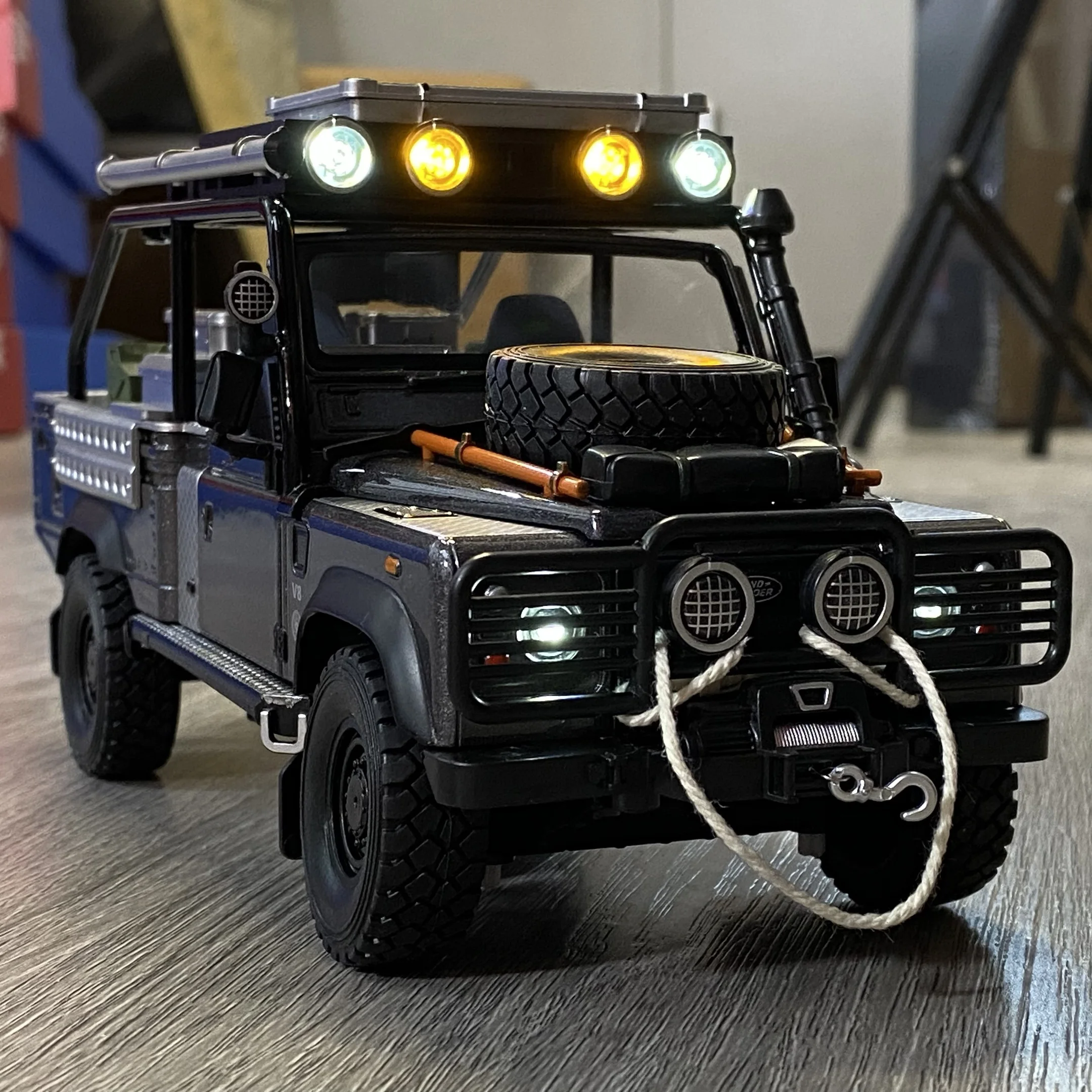 Land Rover Defender 90 1:24 Scale Diecast Model 5 Land Rover Defender 90 1:24 Scale Diecast Model - Image 5
